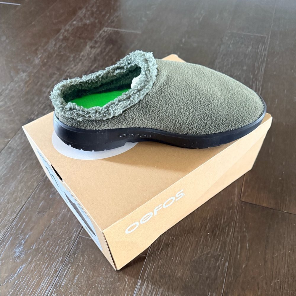 OOFOS Men's Slip-On Loafers in Gray and Green - Picture 2 of 7